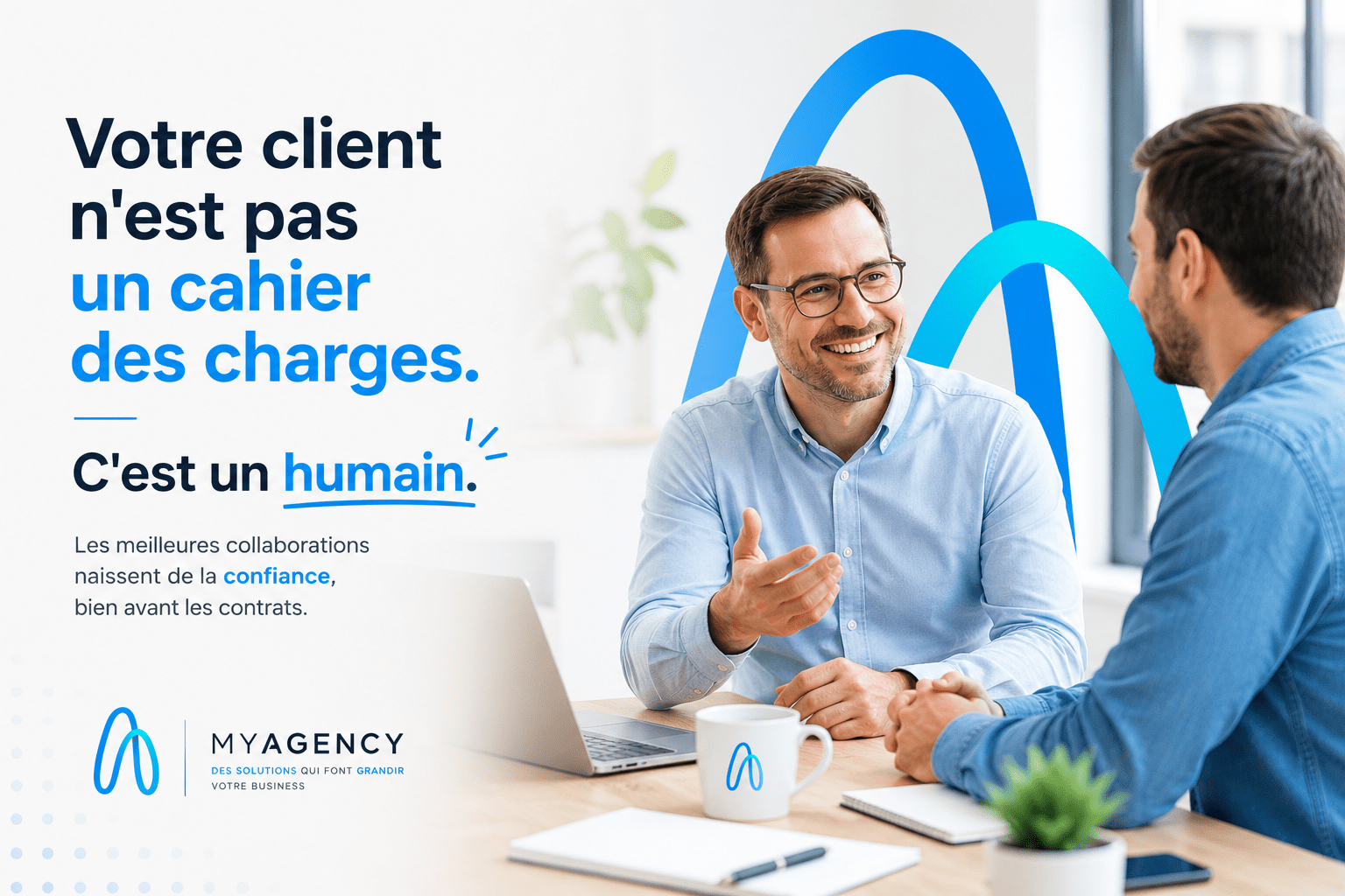 Deux professionnels échangent dans un climat de confiance illustrant l'importance de la relation humaine dans le développement d'un partenariat durable.
